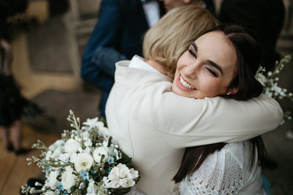 maminka objímá nevěstu dojemné svatební fotografie