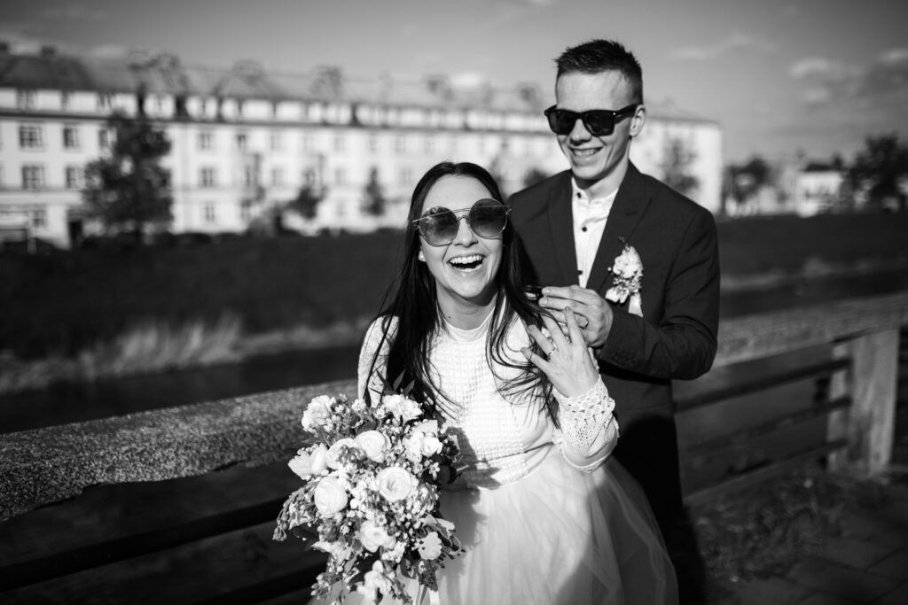 svatba v kroměříži fotografie nevěsty a ženicha u řeky Moravy