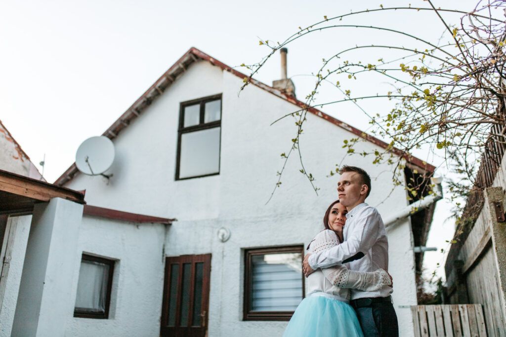 svatební fotografie v novém domě novomanželů